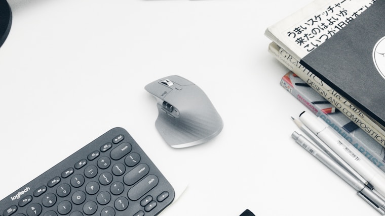 Logitech mouse, ergonomic, office setup 📸📸 Realistic photo of a Logitech ergonomic wireless mouse on a clean office desk, next to a laptop and a cup of coffee Эргономичная беспроводная мышка
