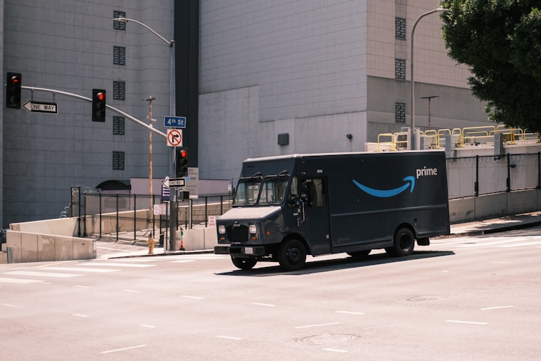 amazon, purchase, tracking 📸📸 A person sits at a desk with a laptop open to Amazon checkout, next to them a phone displaying tracking information 📸📸 Покупка с Amazon и добавление трек-номера