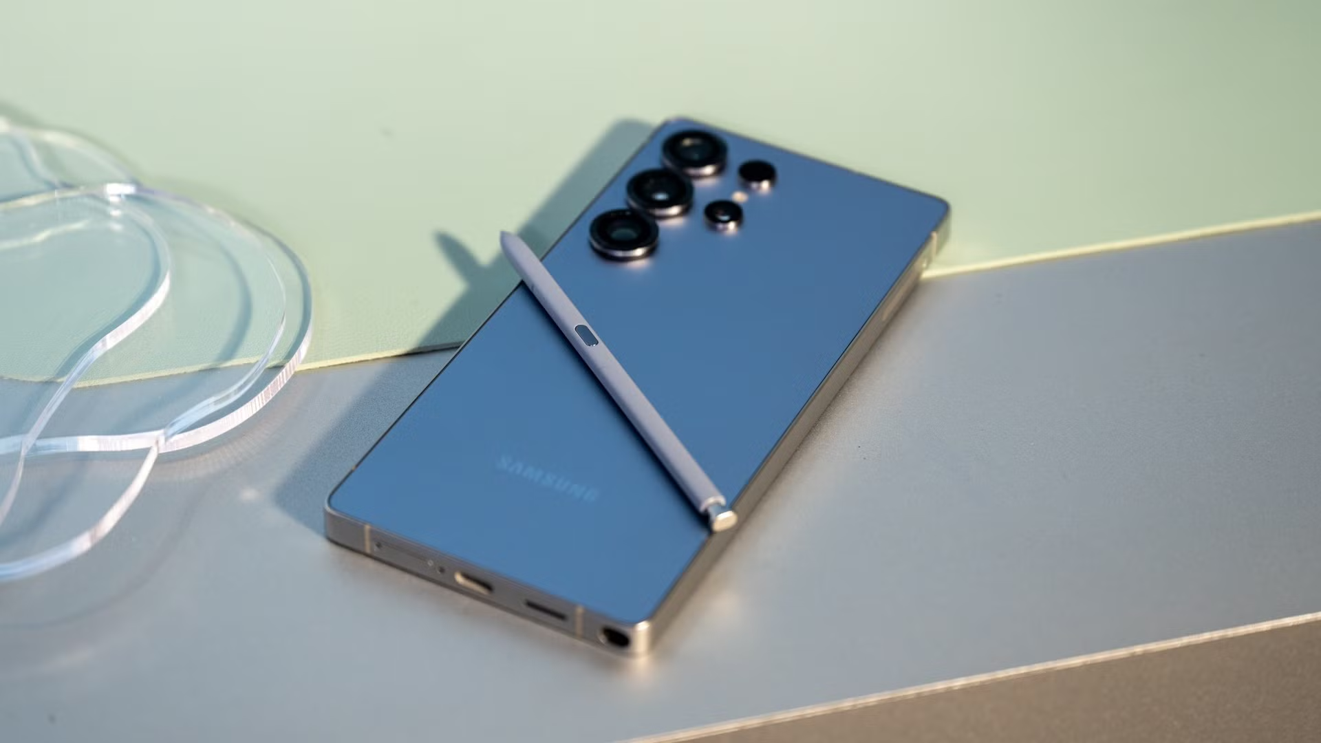 samsung, galaxy s25 ultra, аксессуары, коробка 📸📸 Реалистичное изображение открытой коробки смартфона Samsung с минимальным набором аксессуаров 📸📸 Samsung Galaxy S25 Ultra комплектация